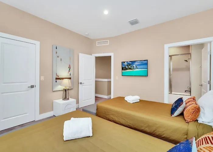 Luxury Villa Less Than A Mile From Disneyworld -Bonus Elevator-
